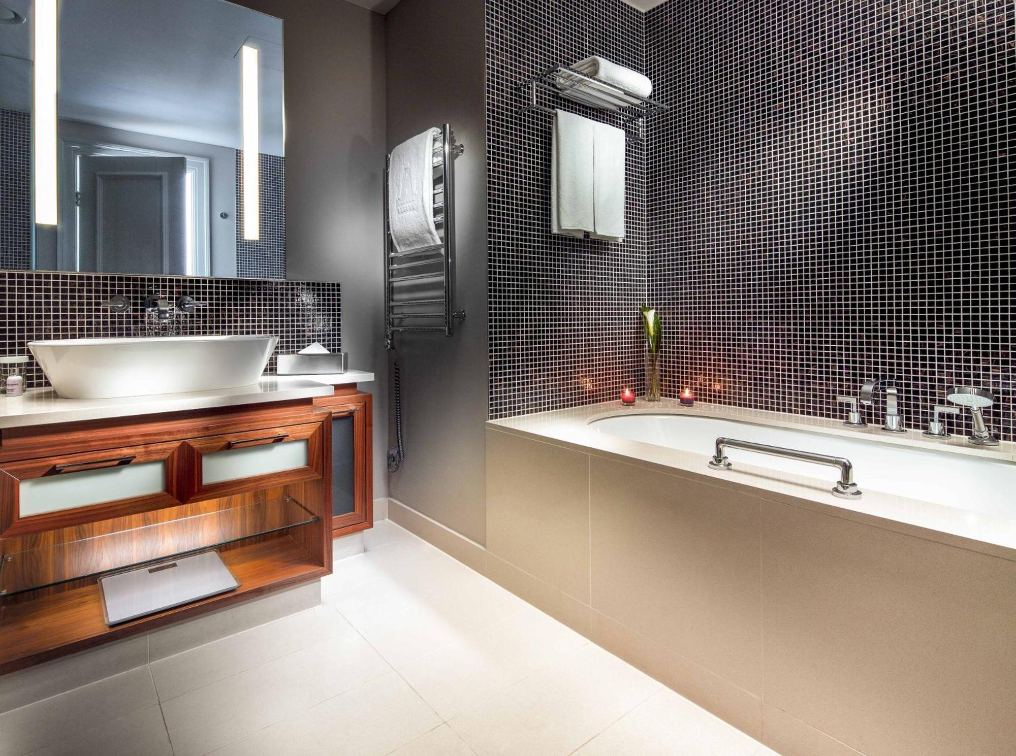 Executive Suite mit Balkon und Straßenblick